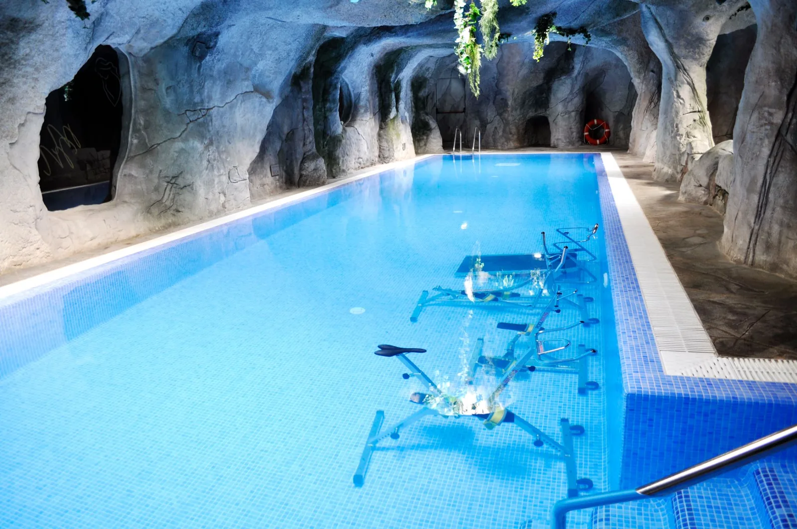 Aquabikes von POOLBIKING in einem Schwimmbecken einer Wellnessanlage.