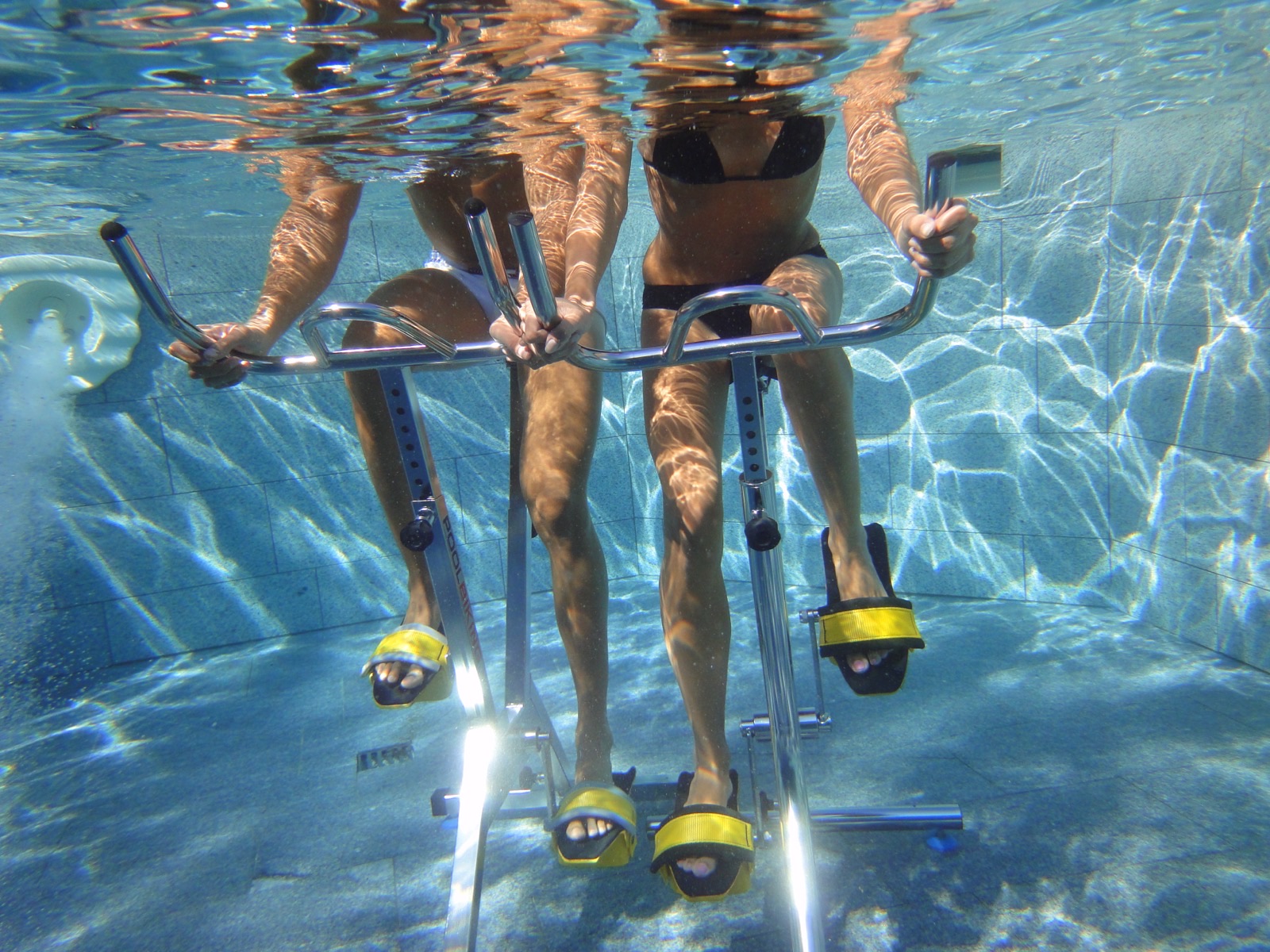 Leute, die mit Poolbiking trainieren