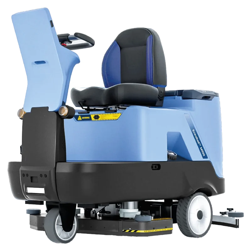 Eine blaue Aufsitz-Scheuersaugmaschine mit Sitz, Lenksäule und breitem Bürstendeck.