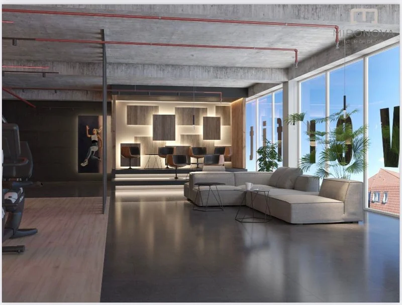 Lounge- und Empfangsbereich eines Studios: Sichtbetondecke mit offenen Leitungen, raumhohe Fenster, niedrige Sitzmöbel und hinterleuchtete Wandpaneele.